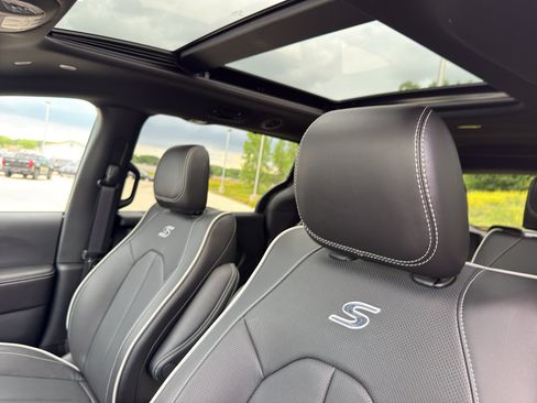 New 2027 Chrysler Pacifica Limited AWD/4WD image 29
