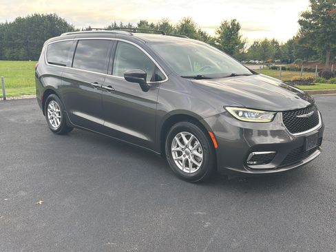 Used 2021 Chrysler Pacifica Touring-L FWD image 2