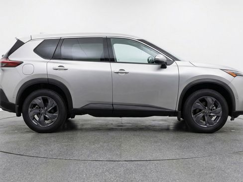 Used 2025 Nissan Rogue SV image 11