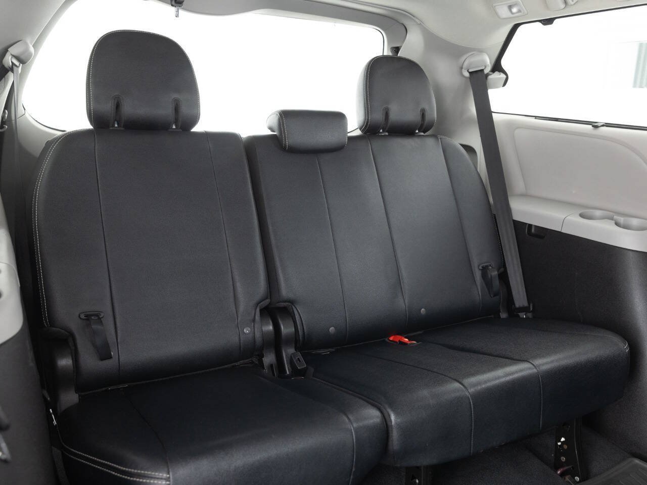 Used 2020 Toyota Sienna SE w/ Nightshade Edition AWD/4WD image 26