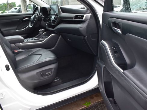 Used 2020 Toyota Highlander XLE AWD/4WD image 17