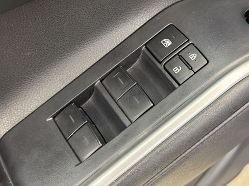 Used 2025 Toyota Highlander LE FWD image 14