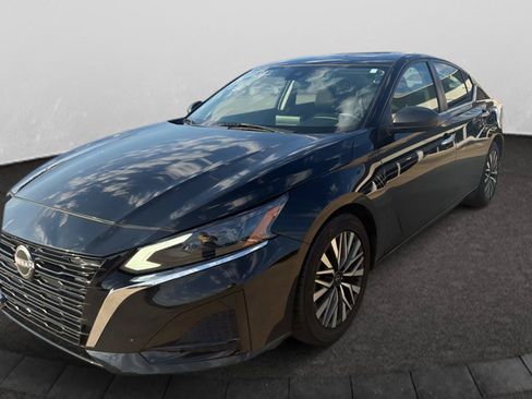 Used 2024 Nissan Altima 2.5 SV FWD image 1