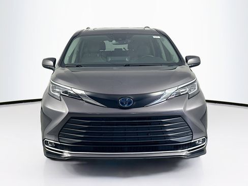 Used 2022 Toyota Sienna XLE w/ XLE Plus Package FWD image 2