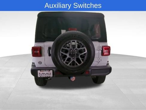 Used 2024 Jeep Wrangler Unlimited Sahara AWD/4WD image 5