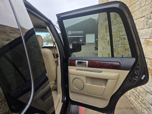 Used 2005 Lincoln Navigator Luxury image 11