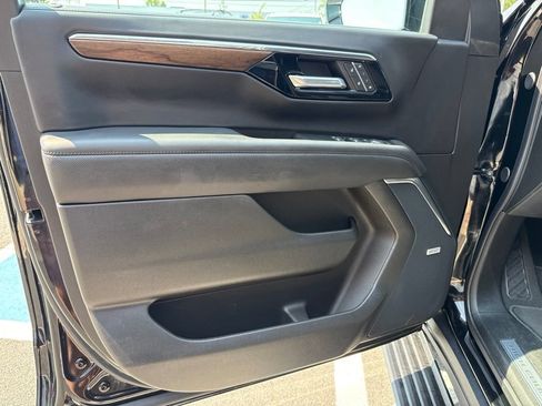 Used 2025 Chevrolet Tahoe High Country AWD/4WD image 17