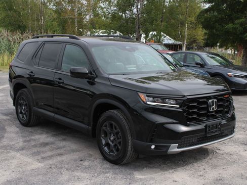 Used 2025 Honda Pilot TrailSport image 3