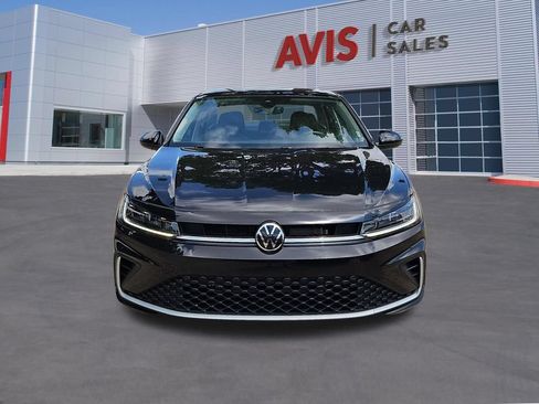 Used 2025 Volkswagen Jetta SE FWD image 2