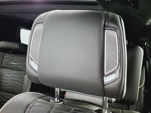 Used 2023 Cadillac Escalade ESV V image 3