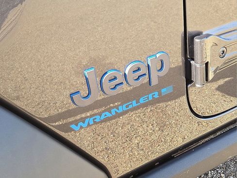 Used 2023 Jeep Wrangler Unlimited image 12
