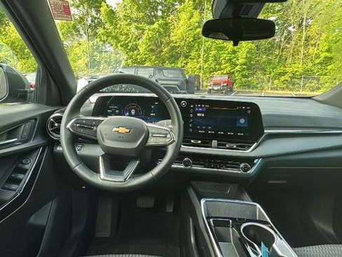 Used 2025 Chevrolet Equinox LT AWD/4WD image 8