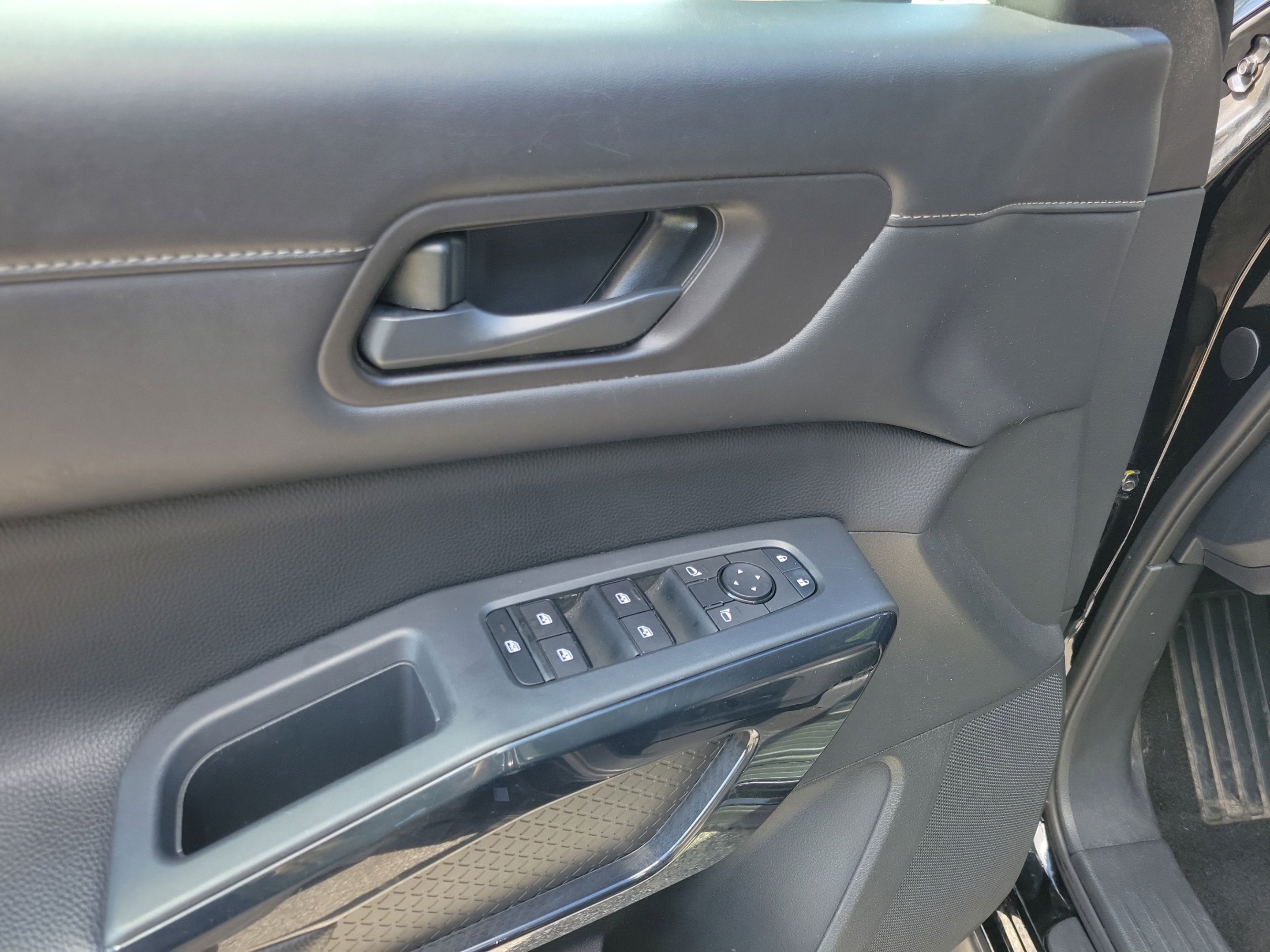 Certified 2024 Nissan Pathfinder SV FWD image 24