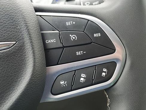 Used 2024 Chrysler Pacifica Touring-L FWD image 12