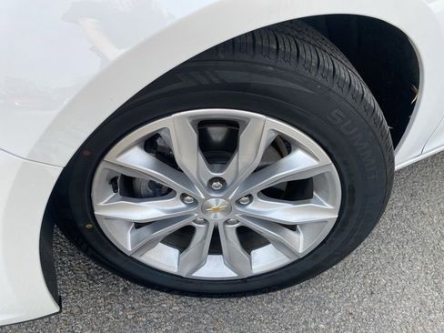 Used 2024 Chevrolet Malibu LT image 2