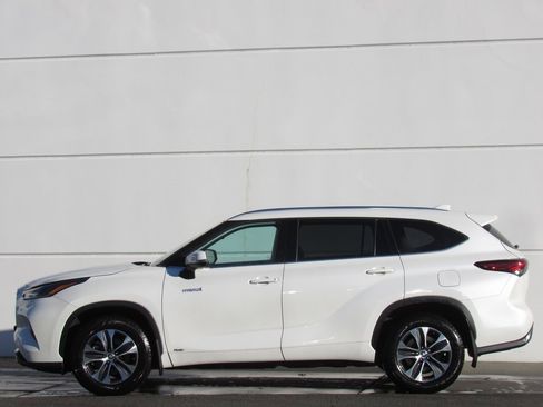 Certified 2021 Toyota Highlander XLE image 4