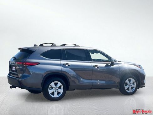 Used 2022 Toyota Highlander LE FWD image 4