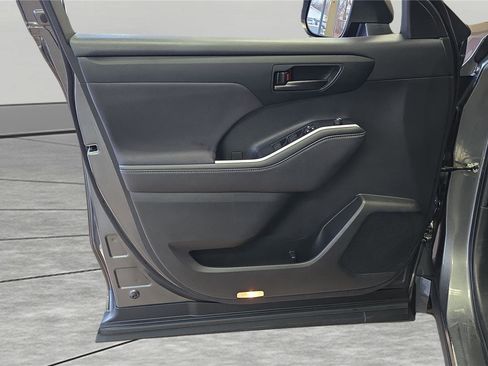 Used 2023 Toyota Highlander L image 25