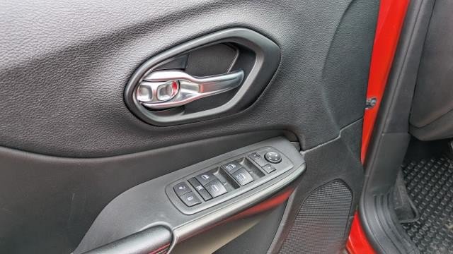 Used 2021 Jeep Cherokee Trailhawk AWD/4WD image 8