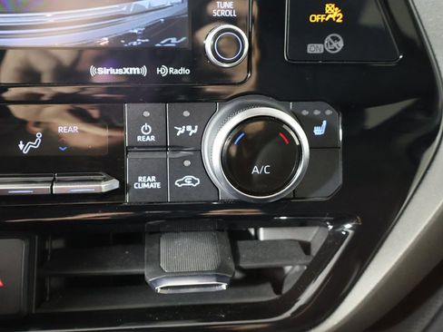 Used 2021 Toyota Highlander XLE image 49