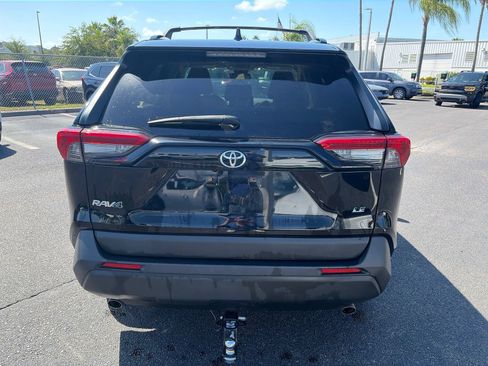 Used 2019 Toyota RAV4 LE FWD image 6