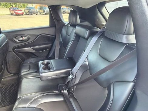 Used 2019 Jeep Cherokee Latitude Plus w/ Cold Weather Group AWD/4WD image 15