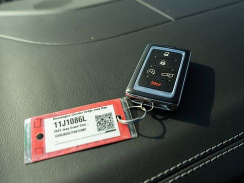 Used 2023 Jeep Grand Cherokee L Overland image 32