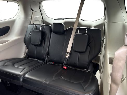 Used 2017 Chrysler Pacifica Touring-L image 28