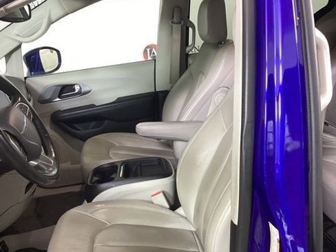 Used 2020 Chrysler Pacifica Touring-L image 12