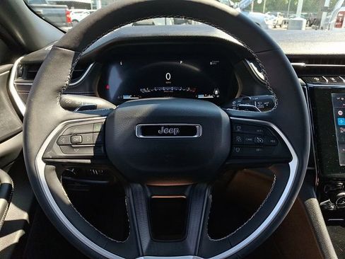 Used 2025 Jeep Grand Cherokee Altitude AWD/4WD image 19