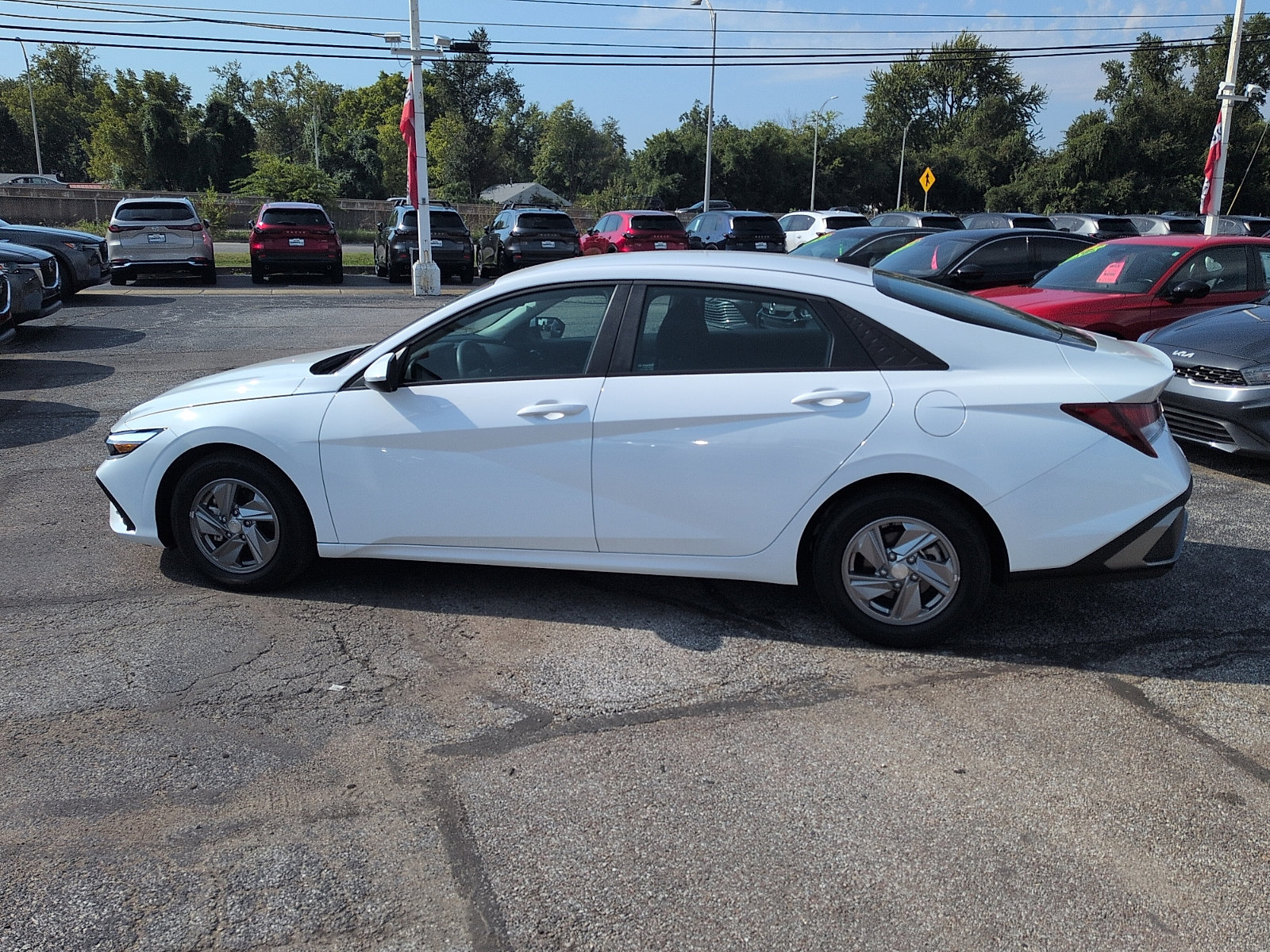 Used 2025 Hyundai Elantra SE FWD image 4