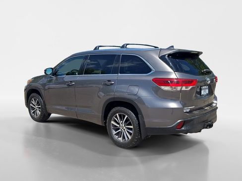 Used 2018 Toyota Highlander XLE AWD/4WD image 3