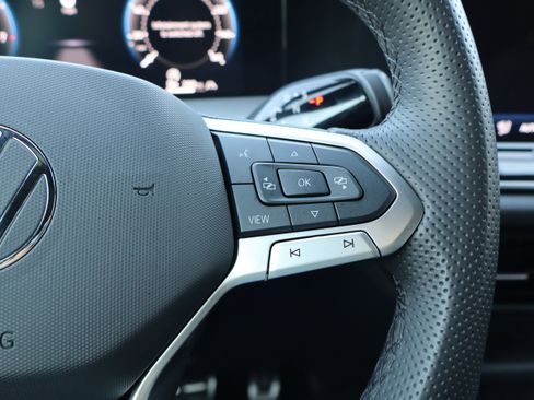 Certified 2025 Volkswagen Tiguan SE R-Line image 16