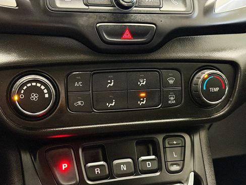 Used 2021 GMC Terrain SLE w/ Elevation Edition image 10