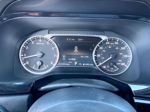 Used 2025 Nissan Pathfinder SV image 10