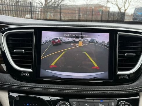 Used 2024 Chrysler Pacifica Limited image 20