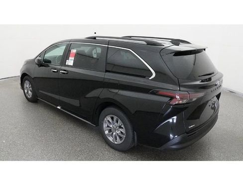 New 2026 Toyota Sienna XLE FWD image 5