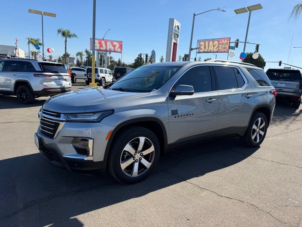 Used 2023 Chevrolet Traverse LT w/ LT Premium Package FWD image 3