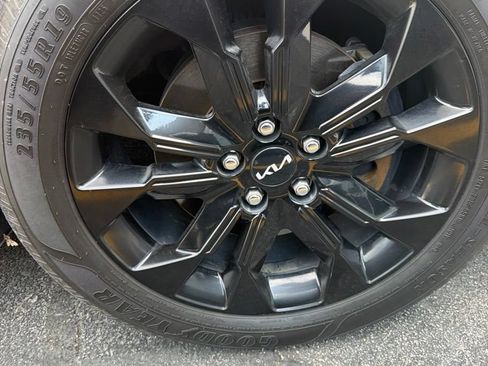 Used 2022 Kia Carnival EX FWD image 11