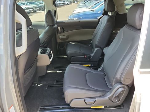 New 2026 Kia Carnival EX FWD image 16