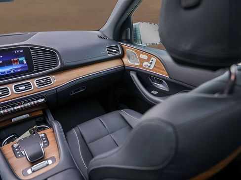 Used 2024 Mercedes-Benz GLS 580 4MATIC image 29