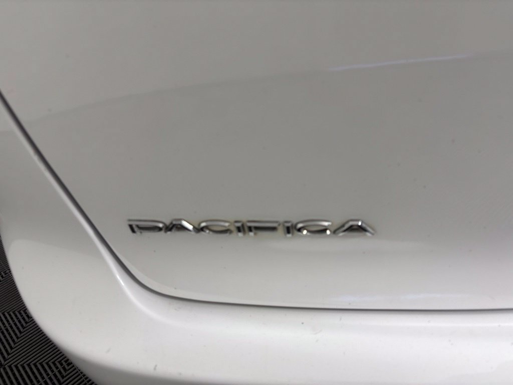 Used 2022 Chrysler Pacifica Touring-L AWD/4WD image 4