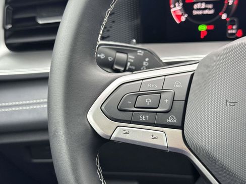 New 2026 Volkswagen Tiguan SE FWD image 18