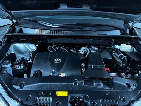 Used 2018 Toyota Highlander XLE image 9