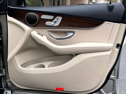 Used 2022 Mercedes-Benz GLC 300 4MATIC image 23