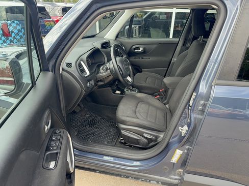 Used 2020 Jeep Renegade Latitude w/ UConnect 8.4 Nav Group AWD/4WD image 5