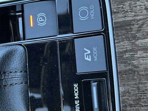 Used 2025 Toyota Sienna Platinum image 37