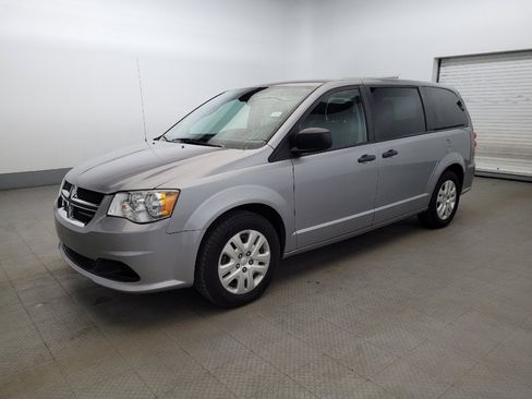 Used 2019 Dodge Grand Caravan SE FWD image 2