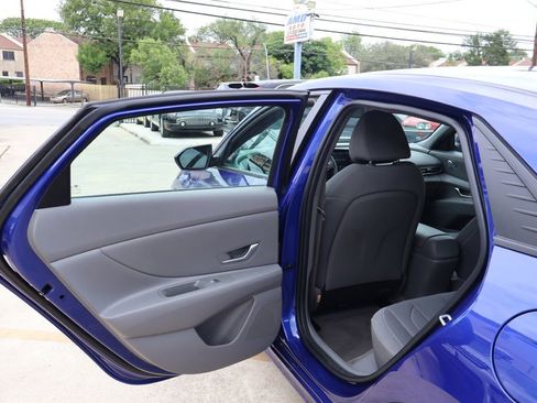 Used 2023 Hyundai Elantra SEL w/ Preferred Accessory Package FWD image 21