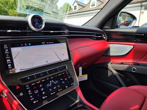 New 2025 Maserati Grecale Modena image 8